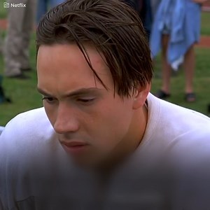 49K views · 174 reactions | Er hatte ein hübsches Gesicht. Und einen ikonischen Stil beim Schauspiel. „American Pie“ machte ihn berühmt. Aber es ruinierte auch den Rest seines Lebens. Chris Klein ist ein Schauspieler mit einer dunklen Vergangenheit. Und der Ursprung seiner Probleme ist diese Jugendkomödie. Denn sie führte ihn nicht nur zur Verzweiflung, sondern brachte ihn dazu, die schlechteste Entscheidung seines Lebens zu treffen. | Goldene Jahre | Facebook