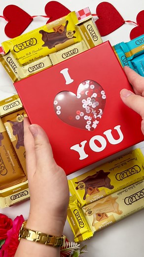 Wait, for, it! 🎁🍫🥳 Treat Your Friends nos muestra como crear un Choco-Cortés PopUp box para que sorprendas a tu amor 💞este próximo miércoles, Día de San Valentín. Escoge tus barras y minis Premium Cortés y también los chocolatines Mr. Milk, Fleiki, Rocky, MasMas y Crachi, dos cajas de regalo de tamaños diferentes, cinta adhesiva o pega y diviértete armando un regalo chocolatoso y especial. 🍫✨ #LovexCortes 💞 | Chocolate Cortés P.R.