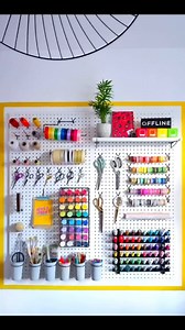 ✨🎨 Elevando a Organização no Artesanato: Conheça o Eucatex Perfurado ou Pegboard! 🎨✨ ⠀⠀⠀⠀⠀⠀⠀⠀ 🌈✂️ Quem mais aqui ama se perder nas cores e texturas dos materiais de artesanato? 🌈✂️ Mas a bagunça nem sempre combina com a criatividade, não é mesmo? Apresento a vocês uma solução incrível: o pegboard! 🙌💖 ⠀⠀⠀⠀⠀⠀⠀⠀ ✨🏠 Chega de bagunça e falta de espaço - agora, seus materiais terão um lar organizado e cheio de estilo. 🤩 E na Casa do Marceneiro você já encontra o Eucatex Perfurado na cor Branca