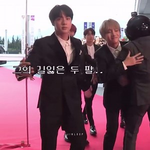 A hug and kisses from our worldwide handsome Jin #BTSJIN #JIN #SEOKJIN #방탄소년단진 #진 #김석진 #방탄진 #ジン #BTSジン #석진 #KIMSEOKJINBTS BTS (방탄소년단) Good morning everyone 😌 | WWH - KimSeokjin - 진