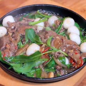 Siapa yang bisa tahan sama makanan satu ini? Mimin aja ngiler liatnya...⁣ cc: Masak.TV | Tastemade Indonesia