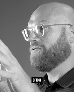 ‘Uit Het Hard’ is niet alleen maar het verhaal van DJ The Prophet maar ook van de Hardcore en Hardstyle. Zijn invloed strekte zich uit tot ID&T en Q-dance en heeft vooral een onderdeel in het nationale en internationale success van de Nederlands dance cultuur uitgemaakt 🙏🏼 Wil je alles weter over deze verhalen? 👀 De pre-order van de gesigneerde, limited edition hardcover uitgave van ‘UIT HET HARD’ loopt nog tot 28 september. Grijp je kans! 📖 Prijs: €34,95, exclusief in het Nederlands te best