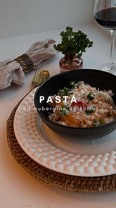 Reklame / Pastasøndag? 🍝 Denne deilige aubergine- og tomatpastaen lager seg omtrent selv! Grønnsakene godgjør seg i ovnen mens du koker pasta, og får en rask runde i blenderen med litt fetaost ❤️ Du finner så klart oppskriften i Klubb Nordstrand 🌱 | Berit Nordstrand