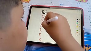 Un petit tuto sur la conjugaison à la manière des tables de multiplication. L'idée majeure est que l'apprenant rédige à portée de regard les éléments pertinents pour traiter la consigne. Les pronoms personnels ayant disparu volontairement pour ne pas surcharger l'espace d'exploration visuelle, ce pré requis doit donc être automatisé. Enfin, la dysorthographie étant un trouble sévère et durable, il sera nécessaire d'utiliser la dictée vocale en production d'écrits. L'attention étant grandement in