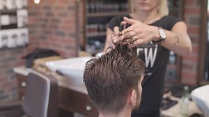 Der American Crew Alternator lässt sich entweder auf feuchtem oder trockenen Haar anwenden. Hier zeigt Sandra Rehbehn aus unserem Education Team wie sie das Produkt im feuchten Haar vor dem Föhnstyling aufsprüht. Habt ihr es bei euren Kunden schon ausprobiert? #AmericanCrewDeutschland | American Crew Deutschland