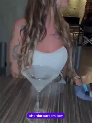 Watch how his girl 'tips' the waiter🔥Catch the best outdoor nude shows LIVE👇https://t.co/dSUuDjooTx
