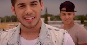 Zé Felipe se junta aos meninos do CNCO no clipe de Tan Fácil