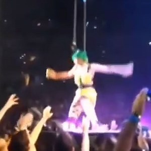 Katy Perry chute en plein concert [Vidéo]
