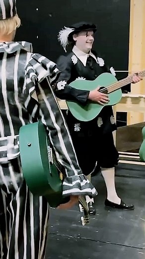 3.2K views · 44 reactions | Alla gillar en kille med gitarr, i Barberaren i Sevilla får du ett helt gäng! Herrarna i Kungliga Operans kör gör sig redo för entré, nu är det sex föreställningar kvar fram till den 29 april, missa inte Rossinis pärla! | Kungliga Operan | Facebook