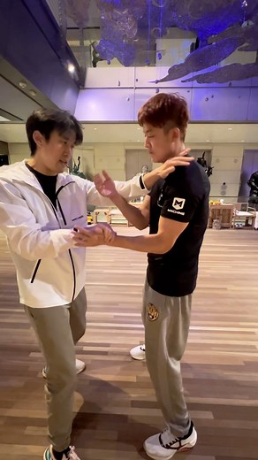 Sharing Kung Fu fundamentals… Sticky hands, trapping two hands with one. #martialarts #kungfu #kungfufundamentals #wingchun #vingtsun #wingtsun #wingchunkungfu #vingtsunkungfu #chisao #chisau #stickyhands #ipman #brucelee #moyyat #moyyeekungfu #traditionalmartialarts #trappinghands #jkd #jeetkunedo #taichi #shaolin #grappling #bjj #jiujitsu #staysticky #training #partnerworkout #sparring #siunimtao #chumkiu | jerrycranberry