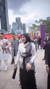 Peminat dari Singapore ajak bergambar😍😍 benda pink tu apa ya? Nampak macam Miss Fazura kita berminat je tuh🤭🤭🤭 #fazura #tudungfazura | Fazura & Fatima FC