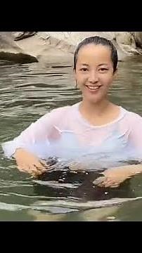 Hot Japanese girl swim in lakers BATHING IN THE RIVER | video call live 2022 Ep81