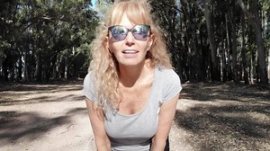 Une femme adulte saluant la chambre : vidéo de stock (100 % libre de droit) 1052693081 | Shutterstock