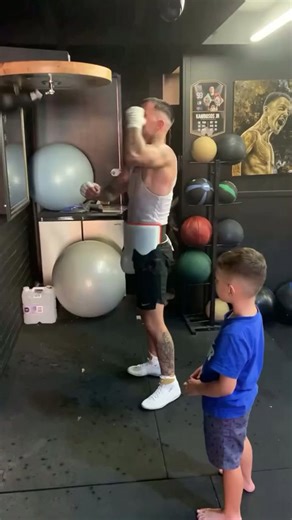 George Kambosos Jr. putting in work for Lomachenko fight while his son looks on ✊🏽