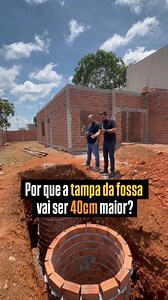 A diferença entre o perigo e a segurança está nos detalhes! 🔍 Por que a tampa da fossa vai ser 40cm maior? Para ela ficar apoiada na terra compactada, e não diretamente na alvenaria. Isso é segurança e norma técnica na prática. 💪 O solo ao redor está sendo compactado aos poucos (a cada 60cm com água) para garantir que a fundação e o apoio da tampa sejam firmes e estáveis. Marque um amigo que precisa ver esse cuidado na hora de construir! 👇 | Bruno Scaramal