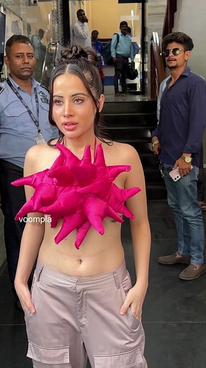 Daenerys Targaryen, is what the general consensus was out here in the Voompla team, when we threw up a random scenario - What would YouJay be in GOT? And evvvvvvryone was quick (matlab, IMMEDIATE) to come to the same answer. And the vibe fits so well innit. Matlab, we can totally see her walk through fire. Now immmmmmagine if she had dragons! Like legit dragons flying around her every time she stepped out 🤪🐉 Sorry our imagination is going cray cray - maybe its the lunchtime hunger pangs! Anhoo