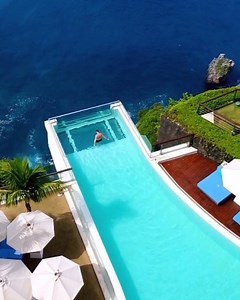 Nikmatin 180° view Samudera Hindia dari infinity pool di atas tebing! 💙 Perhatiin deh, lantai di bagian ujung kolam renangnya yang sengaja dibuat transparan, bikin serasa berenang di samudera! Ada yang udah pernah ke sini dan tulis reviewnya di Traveloka App, katanya gini, "Billion dollar view!". Terbukti viewnya emang juara, makin penasaran kan mau #NginepManaLagi ke sini? http://bit.ly/TheEdgeBali- Setiap tipe kamarnya juga punya fasilitas kolam renang pribadi dan selama nginep akan ada Peson