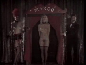 Ginger Lynn Desnuda (tenía 18-25 años en esta escena) en Electric Blue (TV Magazine) (1979-1987)