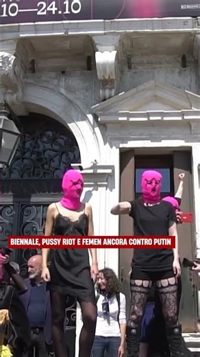 Le Pussy Riot e Femen protestano ancora davanti alla Biennale di Venezia