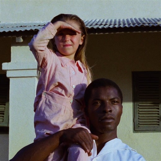 Claire Denis is een van de belangrijkste filmmakers van Frankrijk: eyefilm.nl/clairedenis Ze groeide op in verschillende landen in West-Afrika. Ze werkte als assistent-regisseur bij onder andere Jim Jarmusch en Wim Wenders en regisseerde films als Chocolat (1988), Beau travail (1999) en High Life (2018). In haar films onderzoekt ze de gevolgen van kolonialisme en het gevoel een buitenstaander te zijn, met bijzondere aandacht voor familiale spanningen, sensualiteit, verlangen en het lichaam. 29 f