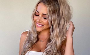 Jem Wolfie frota sus encantos en la playa ¡Sobre la arena!