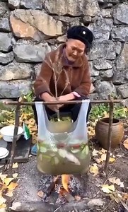 164K views · 322 reactions | The old woman who cooks with a plastic bag looks strange | Gurman Kaur | Facebook