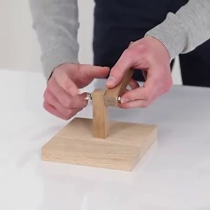 During winter, it normally gets dark early in the evening. This DIY lamp not only brightens up your workplace, but with its creative zig-zag design, it also helps to lift your mood. 💡🙃 Click the link below to see how you can easily build the desk lamp yourself: https://bit.ly/2QJ3GHa | Bosch DIY and Garden