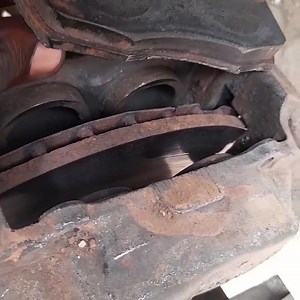 6 comments | Land rover 110 brake disk worn out due to wrong installation of brake pads. | Dune Garage. | Facebook