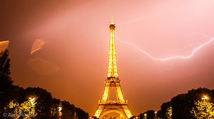 Lightning hitting the Eiffel Tower: A timelapse from Paris
