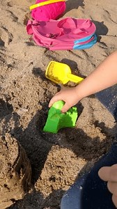 儿童游乐场用绿色模具玩具和铲子建造沙堡-户外创意游戏的特写 库存影片视频（100% 免版税）3856555137 | Shutterstock