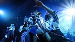 Til sommer fylder vanvittige Gogol Bordello Tusindårsskoven med lækre balkanrytmer og en god omgang punkrock. En koncertoplevelse der bedst kan beskrives som euforisk, livlig og unik. Men I skal ikke snydes for et lille smugkig 🎺💥 Hvem skal I give den gas med til Gogol Bordello på Tinderbox 2017? 💃🏻 | Tinderbox