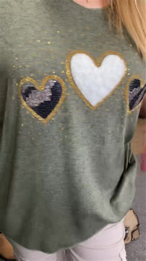 2.2K views · 360 reactions | ⏩️99 ZŁOTYCH PLUS WYSYŁKA GRATIS⏪️ ❤️❤️❤️Kochane, eleganckie dzianiny z sercami w obłędnych kolorach, pasujące do stylizacji eleganckiej ale również do naszych obłędnych bojówek premium 拾拾 Dzianina w cenie 99 zł, cena bojówek i ich rozmiar podane w wiadomości prywatnej  Zapraszamy do składania zamówień 﫶 | Butik Zaffiro | Facebook