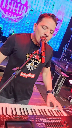 87K views · 8.7K reactions | Aquela música, que quem aprende a gostar não tira da playlist.... ❤️❤️ sextou dia de ouvir muita música e se divertir ao máximo ...  #minhanenem #washingtonbrasileiro #música #dança #top10 #hits | Washington Brasileiro | Facebook