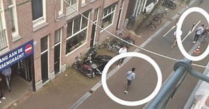 Stuurde opdrachtgever aanslag deze twee spotters om liggende De Vries te filmen?