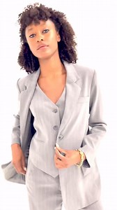 🩶🤍 Krijtstreeppak van K-Design🤍🩶 Blazer met rits in de mouw € 119,95 Broek € 84,95 Gilet € 74,95 #primafashionwomenswear #damesmode #leukeset #krijtstreeppak | Prima Fashion Womenswear