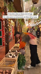 Visité el restaurante de @julianpinillaa, el chico de la ruana, en pleno centro de Bogotá @latierritadelberriondo 🧣 Un lugar donde la comida típica de Boyacá se sirve con historia, raíces y mucho amor por el campo. 📍Cra. 3 #12c-18, La Candelaria, Bogotá, Cundinamarca Aquí no solo comes delicioso, también apoyas a los campesinos, porque dentro del restaurante hay un mercado donde sus productos llegan directo del campo a la ciudad. Comer rico también puede ser un acto de apoyo y conciencia. 🌽🥔