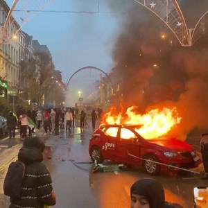 🇧🇪 Police unleashed water cannons and teargas after coming under attack from football supporters who brought havoc to the centre of Brussels following Morocco's shock 2-0 World Cup win over Belgium. | Euronews English