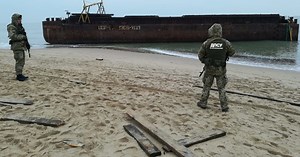 Баржу с контрабандными сигаретами вынесло на берег Черного моря. Вчера ее тянул получивший пробоину буксир "Параллель". ВИДЕО ФОТОрепортаж