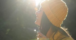 Female Tourist Mountains Sun Shines Over : vidéo de stock (100 % libre de droit) 1018058995 | Shutterstock