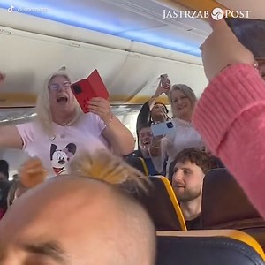 31K views · 44 reactions | Fani Dody DALI POPIS śpiewając jej piosenki w samolocie! URZEKAJĄCE nagranie rozwesela internautów! 來來 #doda #dorotarabczewska #koncert #piosenka #fani #fanidody #internauci | Jastrzab Post | Facebook