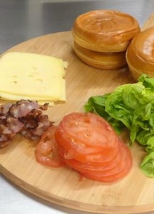 Father’s Day Beers and Burgers at ROARR! 🦖 Join us this Sunday for an epic Burger & Beer deal for just £10 – it’s the perfect weather for a BBQ treat in the sunshine! ☀️ 👉 Choose your burger: 🍔 Classic – Norfolk 4oz beef patty, ketchup, lettuce, tomato, pickle 🧀 Cheesy – with mature Cheddar 🥓 BBQ Bacon – with streaky bacon & BBQ sauce 🌶️ Spicy – with jalapeños & sriracha 🍺 Pick your beer: - Peroni 330ml - Budweiser 330ml - Brewdog Punk IPA 330ml - Southwold Bitter 500ml 📍 Available 11:30