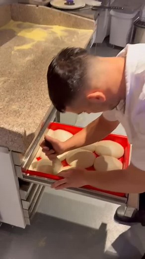 Spinning pizzas into the weekend like… 📍The Mad Gaint- Preston #pizzachef #pizza #neapolitanpizza #pizzaoven #preston #prestonfood #fyp | CrustandCo