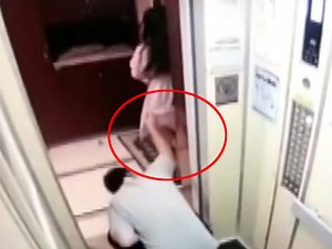 Đi cùng thang máy với kẻ biến thái, cô gái bị vén váy nhìn trộm mà không biết gì