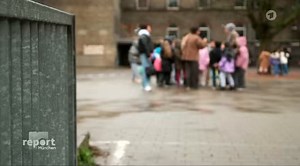 „Leck mein Schwanz“, „Fotze“ - weil Lehrerinnen es wagen, die Politik um Hilfe zu bitten. 97 Prozent Migrantenanteil, 35 Kinder allein in der ersten Klasse, Lehrerinnen, die mit Messer bedroht werden: Und SPD-Bildungsminister Sven Teuber gibt uns die Schuld. Die „Gesellschaft“ habe „gewalt in Schule hineingetragen“. Die SPD kann weg.