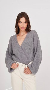 4.7K views · 30 comments | Zrobiłyśmy dla Was sweter idealny - ponadczasowy, minimalistyczny i z mega składem  Model, w którym zakochacie się od pierwszego wejrzenia i… założenia! Znacie już nasz nowy kardigan Ingrid? 懶  #jesiennestylizacje #polskamarkamodowa #howtowear #sweatherweather #sweterdamski | TALYA | Facebook