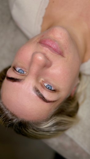 Quand les sourcils partent en freestyle, le Brow Architect remet tout en ordre 👁️🔥 Un Browlift complet, étape par étape — et une vraie transformation 💅🏼 Ses poils partaient dans tous les sens (oui, en cacahuètes 😭). On a donc rediscipliné la ligne, réaligné chaque poil et redonné de la densité pour révéler toute la structure de son regard. On a également réalisé une teinture hybride : 🌿 Tenue jusqu’à 6 semaines sur le poil et 10 jours sur la peau, 🌿 Couleur plus foncée pendant les deux pr