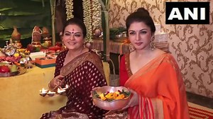 Mumbai: Bollywood actress Bhagyashree offers prayers on the occasion of Ganesh Chaturthi 2023 #Bhagyashree #GaneshChaturthi #Mumbai VC: ANI | TIMES NOW