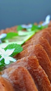 موخيتو كيك mojito cake كيكة كتجمع المذاق ديال الحامض و النعناع كتجي غزااالة وهشيشة والمقادير غادي تلقاوها مظبوطة لتحت 👇👇👇👇👇👇👇👇👇 اربع بيضات بدرجة حرارة الغرفة كاس و ربع سكر (كاس العنبة) مبشور الليمون الحامض (ليمونة واحدة) كاس حليب مع عشر ورقات نعناع نصف كاس زيت نباتية نصف كاس عصير الحامض تلات كؤوس دقيق الحلويات ستة عشر غرام خميرة الحلويات بافو او الخشخاش فرن مسخن على 160 درجة الحرارة من الاسفل مع تشغيل المروحة مدة الطهي 45 دقيقة كلاصاج سكر بودرة عصير الحامض #fypシ゚ #fypシ゚viralシ #foryourpa