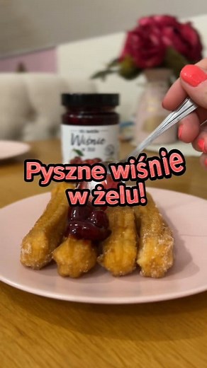 Pyszne wiśnie w żelu marki Helcom można użyć do ciasta, gofrów, naleśników, grzanek oraz są też gotowe do bezpośredniego spożycia. Spróbuj! 😊😍 | Życie ma smak