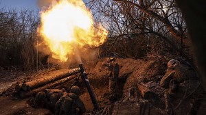 Video shows Ukrainian mortar targeting Russians
